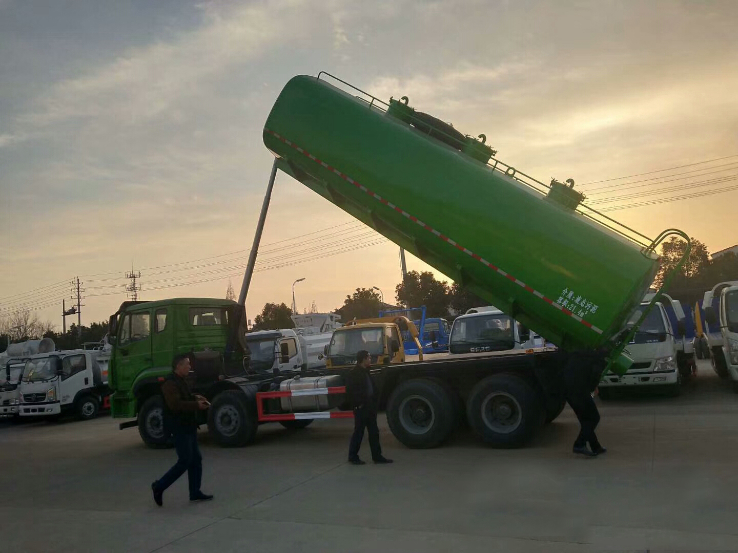 重汽污泥自卸运输车24方