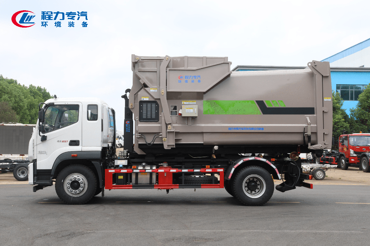 福田领航ES7勾臂垃圾车