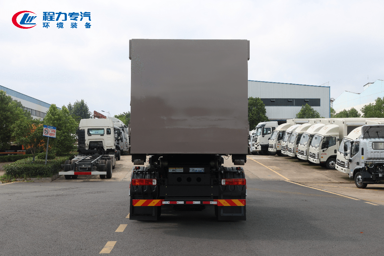 福田奥铃勾臂垃圾车