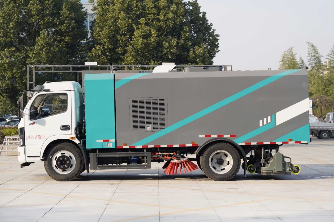 东风多利卡干湿两用吸尘车