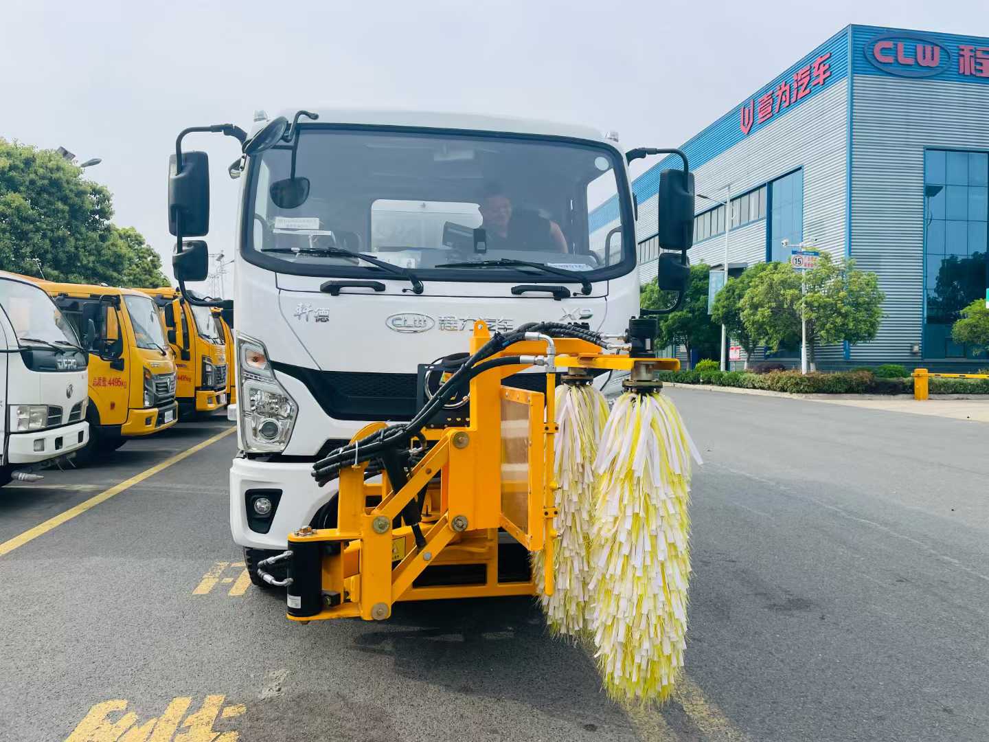 陕汽轩德X9护栏清洗车