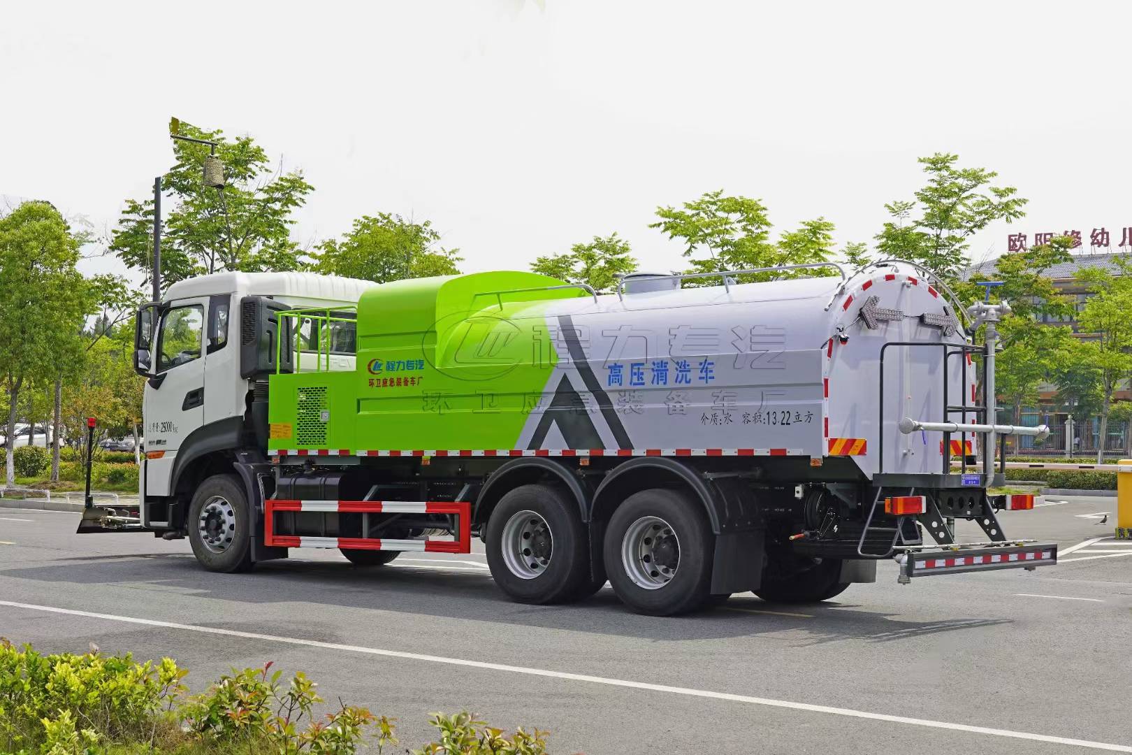 东风天龙路面清洗车