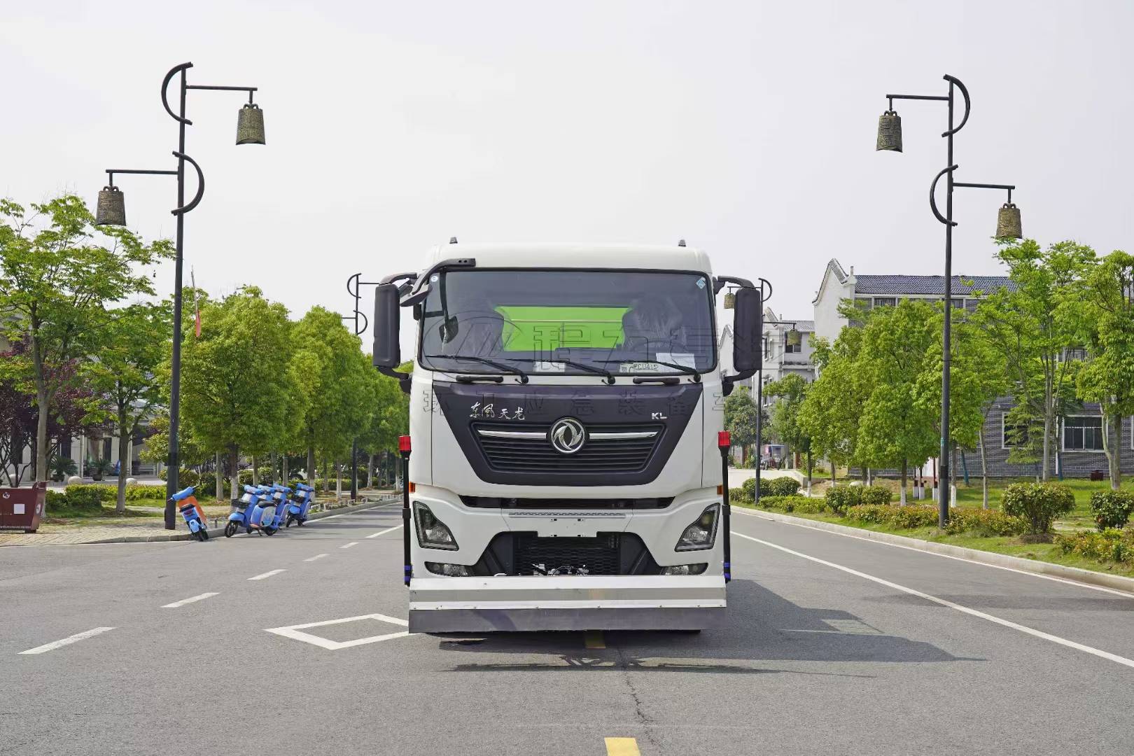 东风天龙路面清洗车