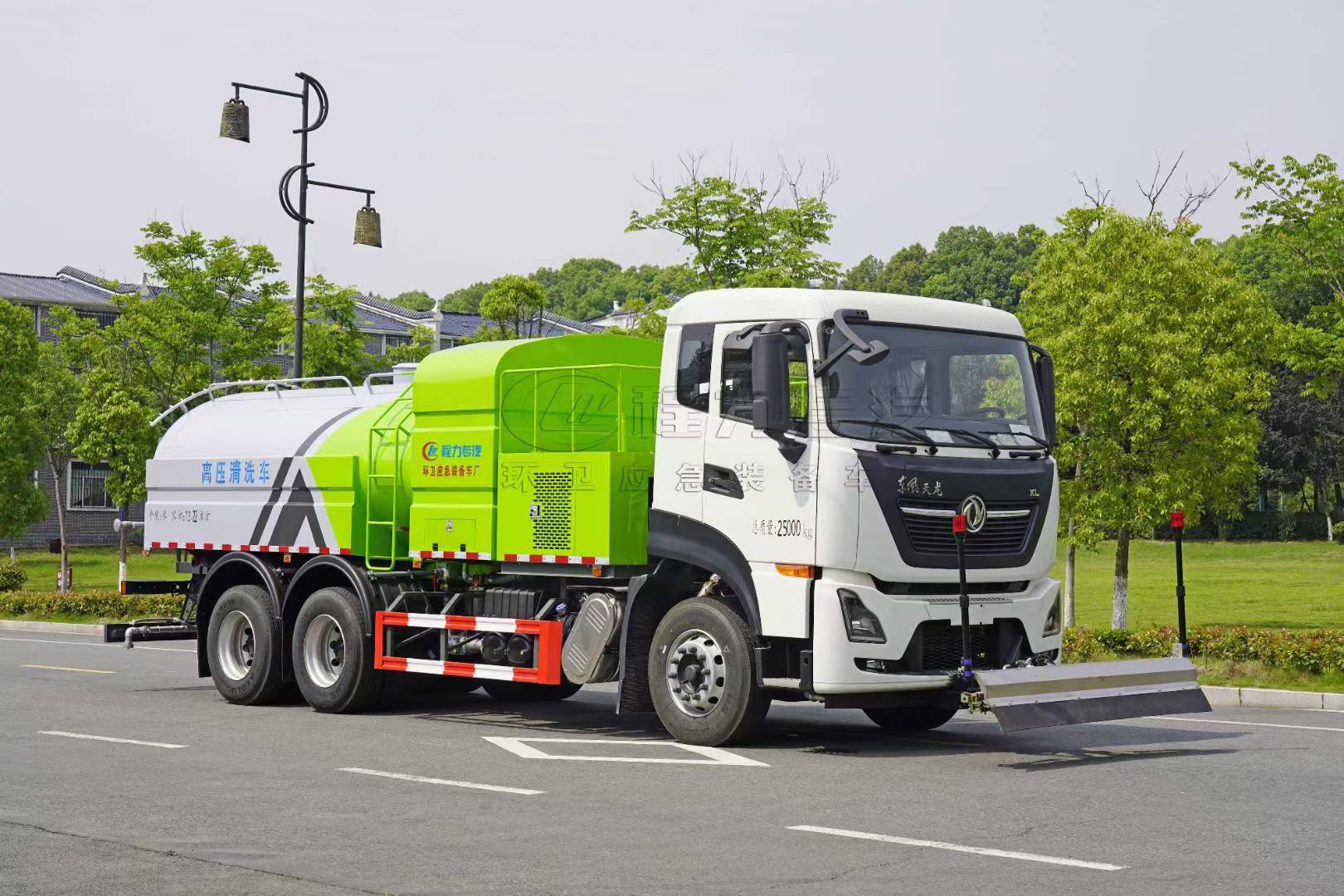 东风天龙路面清洗车