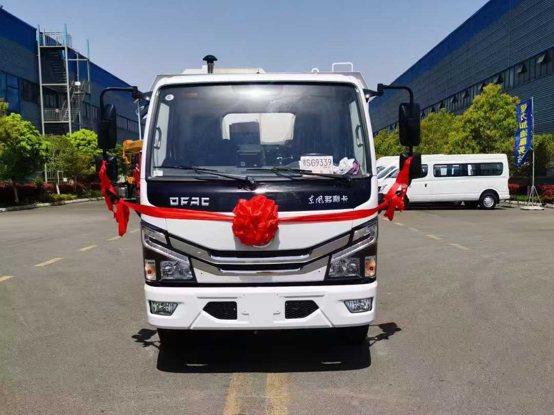 东风小多利卡6方干湿两用洗扫车