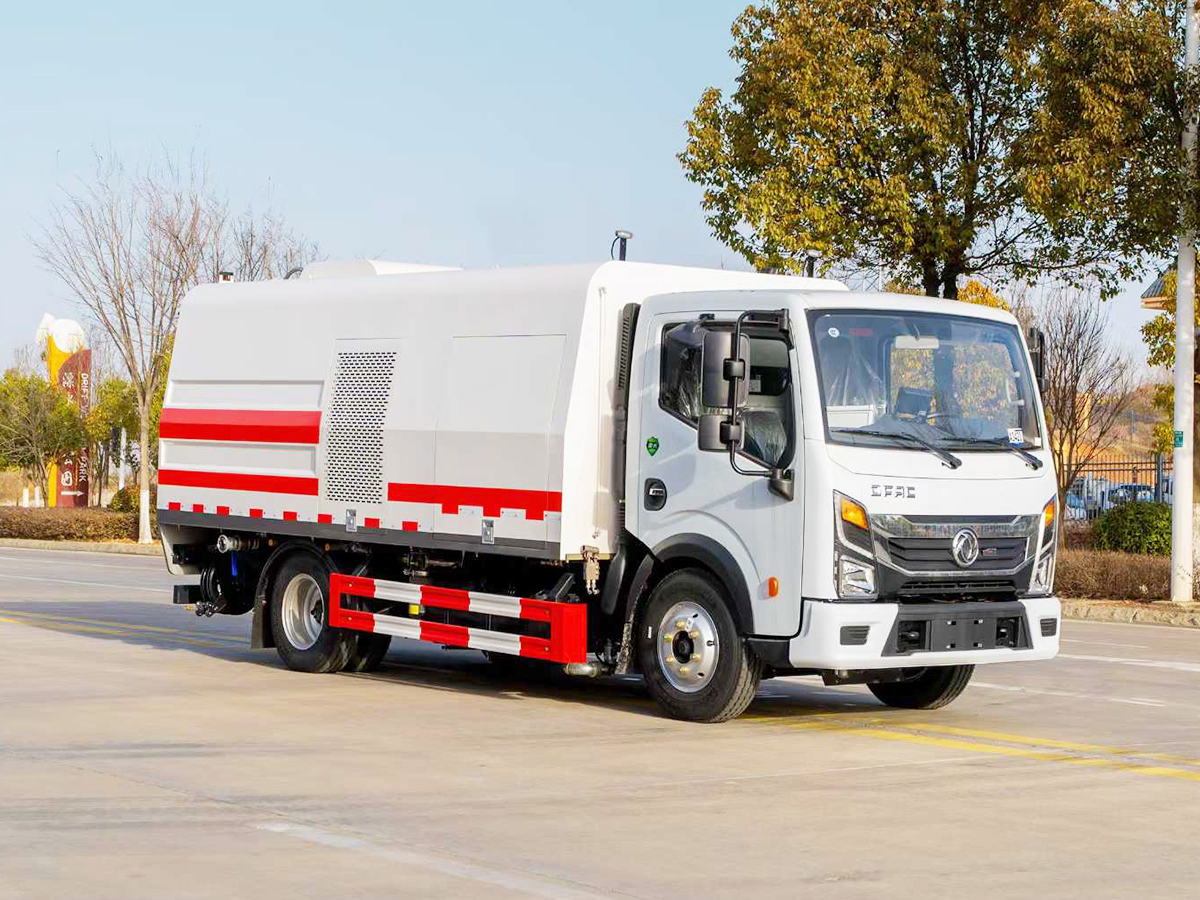 东风多利卡护栏清洗车