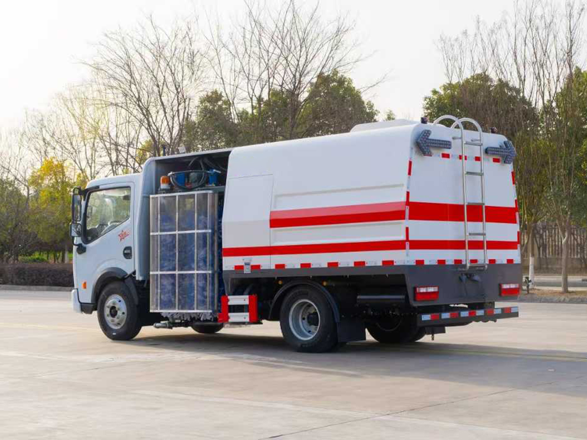 东风多利卡护栏清洗车