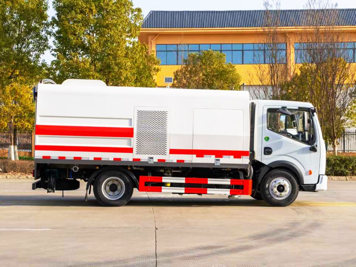 东风多利卡护栏清洗车