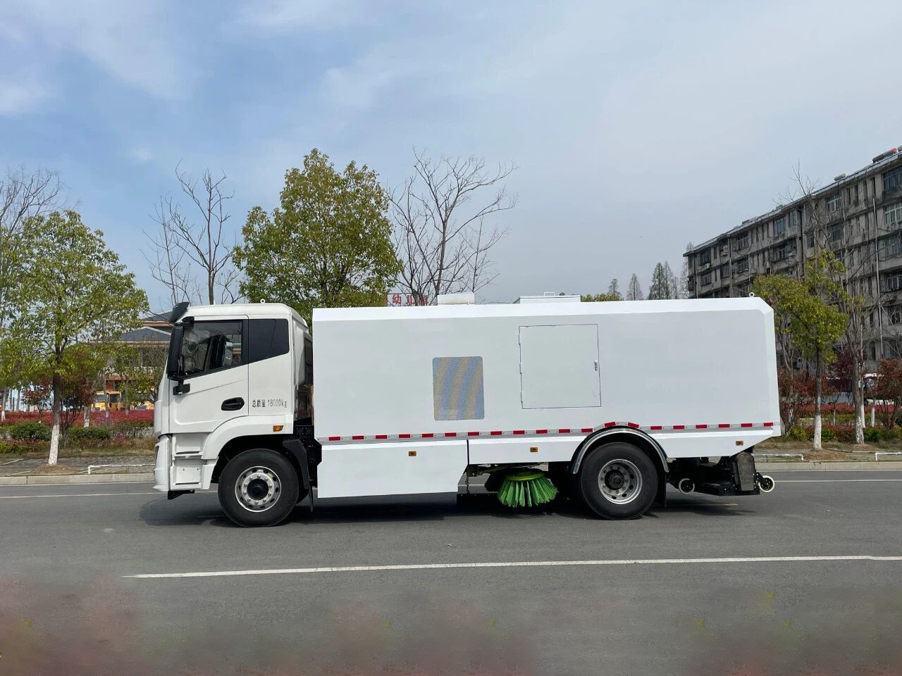 壹为18吨纯电动扫路车