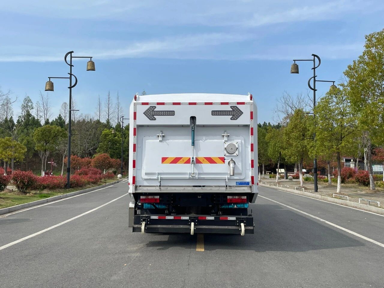 壹为18吨纯电动扫路车